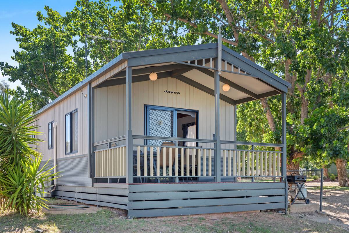 Deluxe 3 Bedroom Waterfront Cabin | Terrace/patio