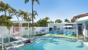 Outdoor pool - Ventura Beach Motel 2 Bedroom Poolside (Mermaid Beach)