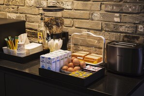 Free English breakfast on weekdays