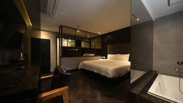 Royal Studio | Premium bedding, individually decorated, individually furnished, desk