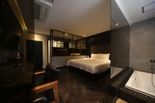 Royal Studio | Premium bedding, individually decorated, individually furnished, desk