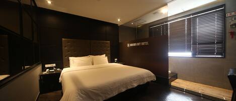 Royal Studio | Premium bedding, individually decorated, individually furnished, desk