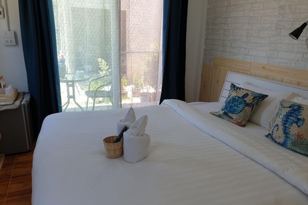 Escritorio, cortinas blackout y sistema de insonorización