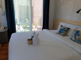 Escritorio, cortinas opacas, sistema de insonorización