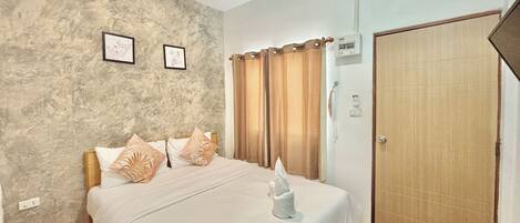 Deluxe Room | Desk, blackout drapes, soundproofing, rollaway beds (surcharge)