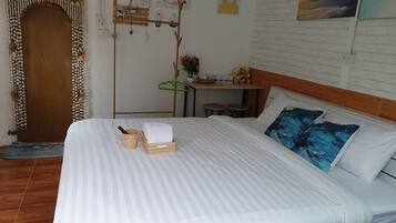 Deluxe Room | Desk, blackout curtains, soundproofing, rollaway beds