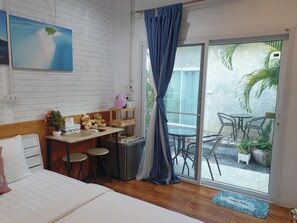 Desk, blackout drapes, soundproofing, rollaway beds - Baan mhor biw (Chiang Khan)