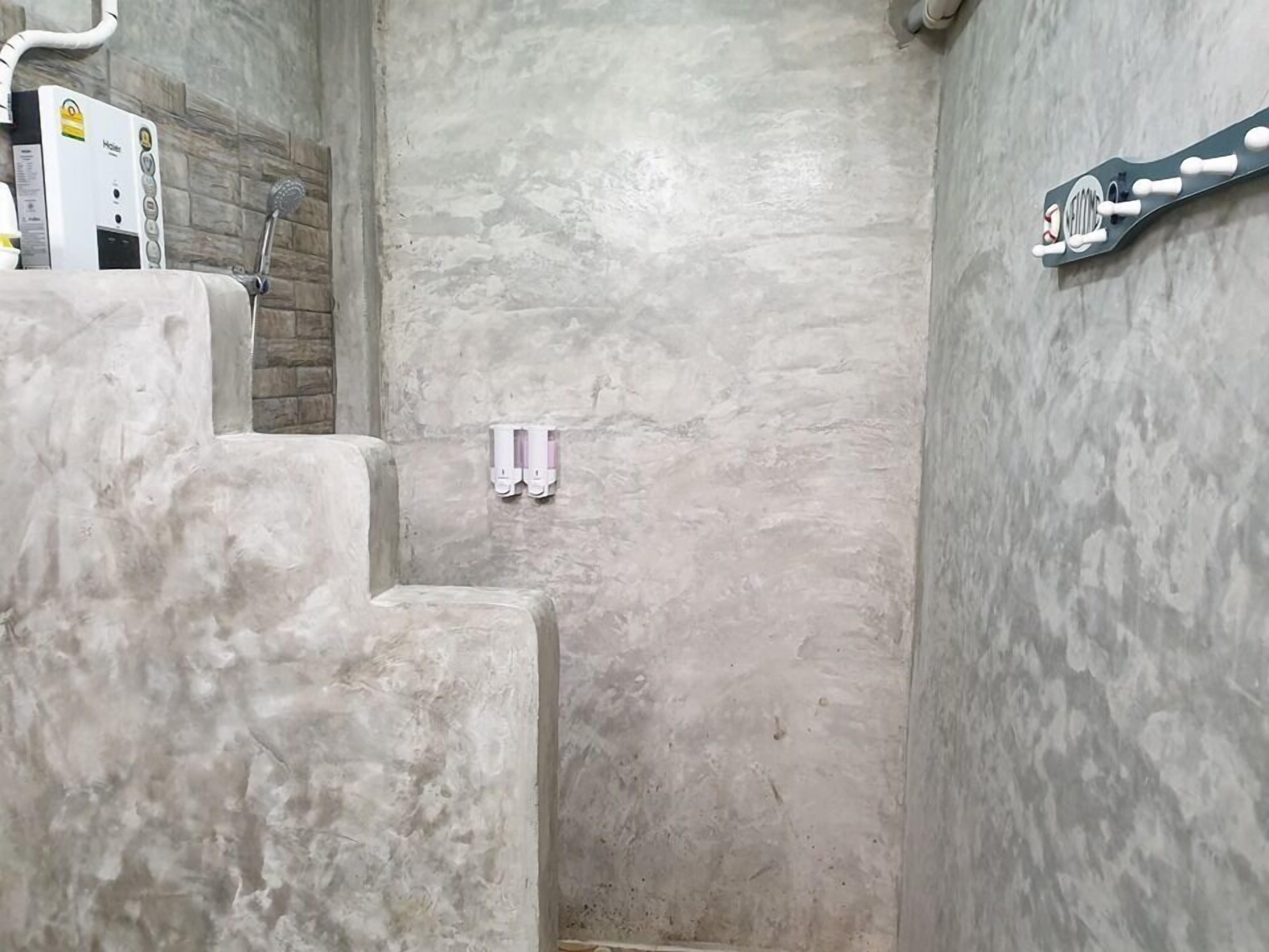Deluxe Room | Bathroom | Shower, hair dryer, towels, soap