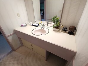 Separate bathtub and shower, free toiletries, hair dryer, slippers - Sakahijiri Hotel in Futtsu (Futtsu)