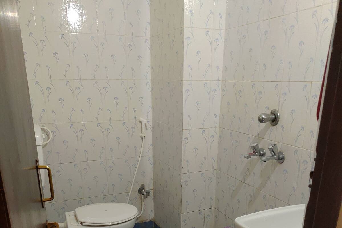 A bathroom with a toilet, sink, and bathtub.