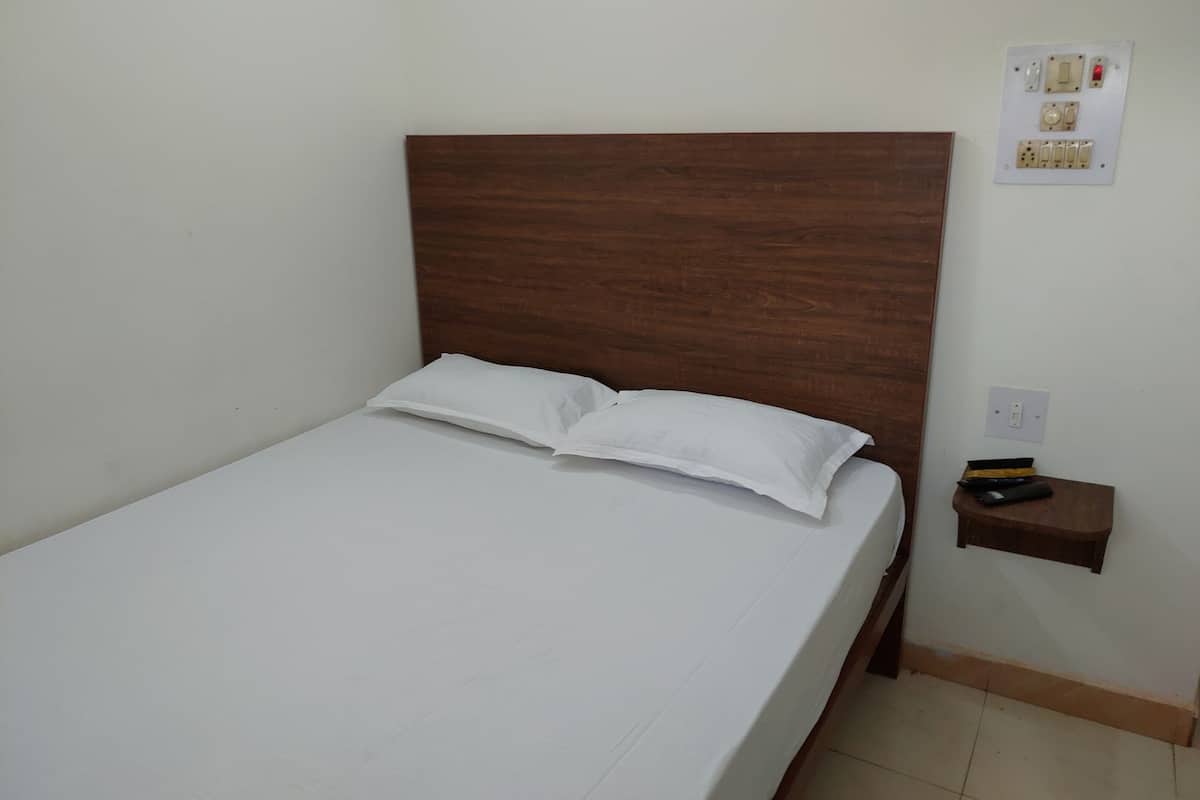 Basic Double Room, 1 Queen Bed, Smoking