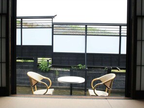 传统客房, 吸烟房, 公共浴室 (JP Style, 4 People, Private River) | 客房内保险箱、免费 WiFi