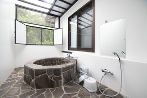 传统客房, 无烟房, 浴缸 (JP Style, 6 People) | 浴室 | 吹风机、拖鞋、电子马桶、毛巾