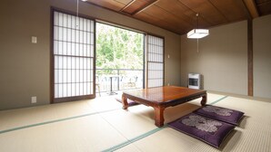 A tatami mat room with a wooden table and sliding doors. - Chouja Yashiki (Nanyo)