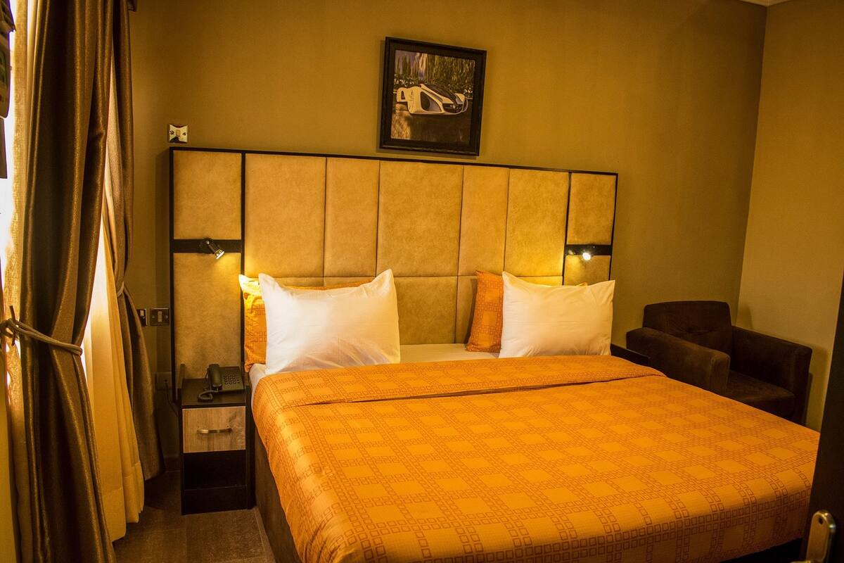 Deluxe tweepersoonskamer | Een bureau