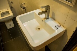 Phòng đôi Deluxe | Phòng tắm | Buồng tắm vòi sen, vòi sen phun mưa, đồ dùng nhà tắm miễn phí 