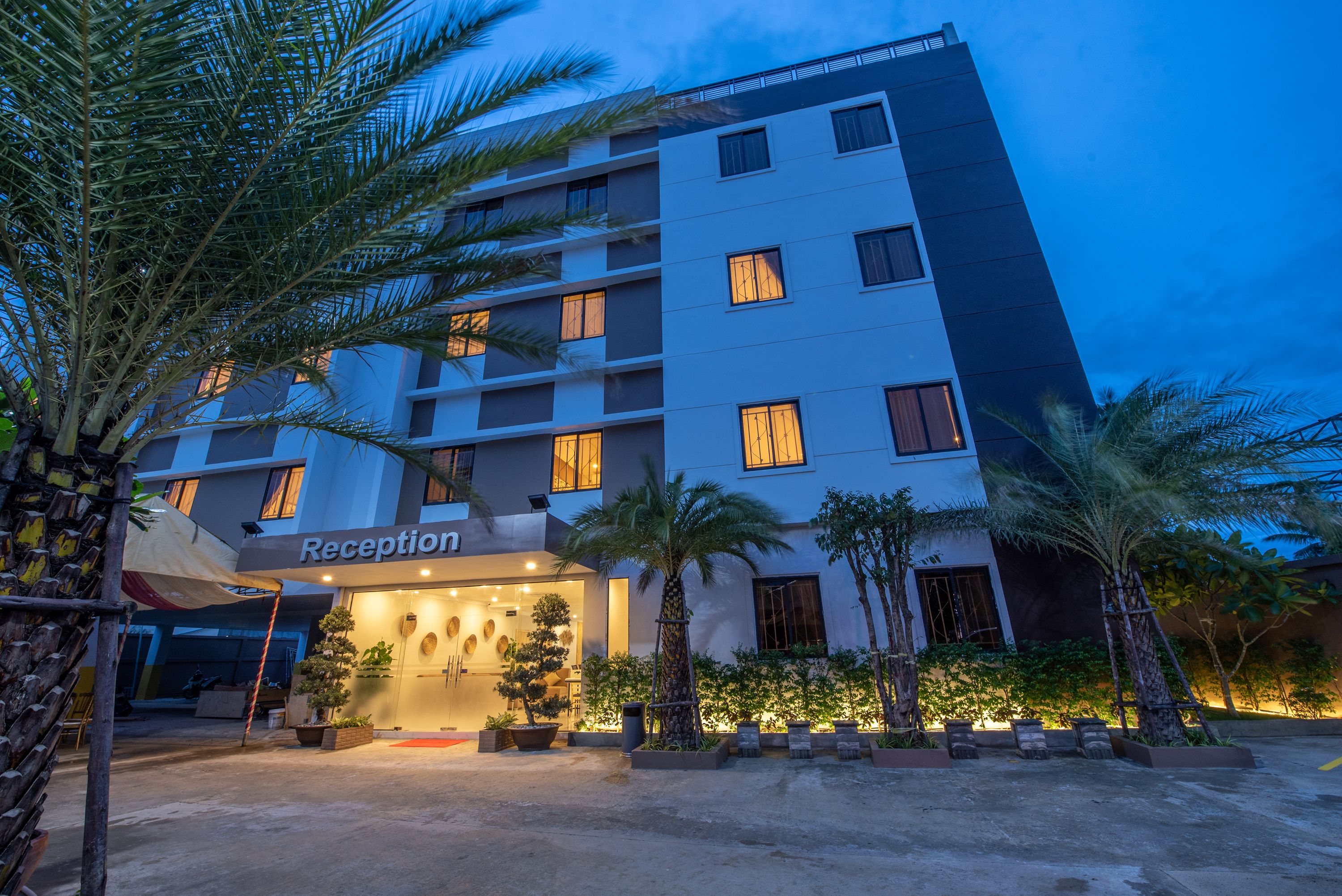 住宿正面 (夜晚)