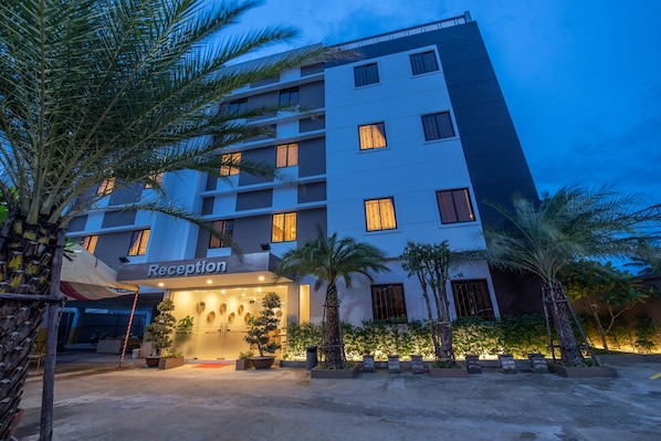 施設の正面 (日没後)