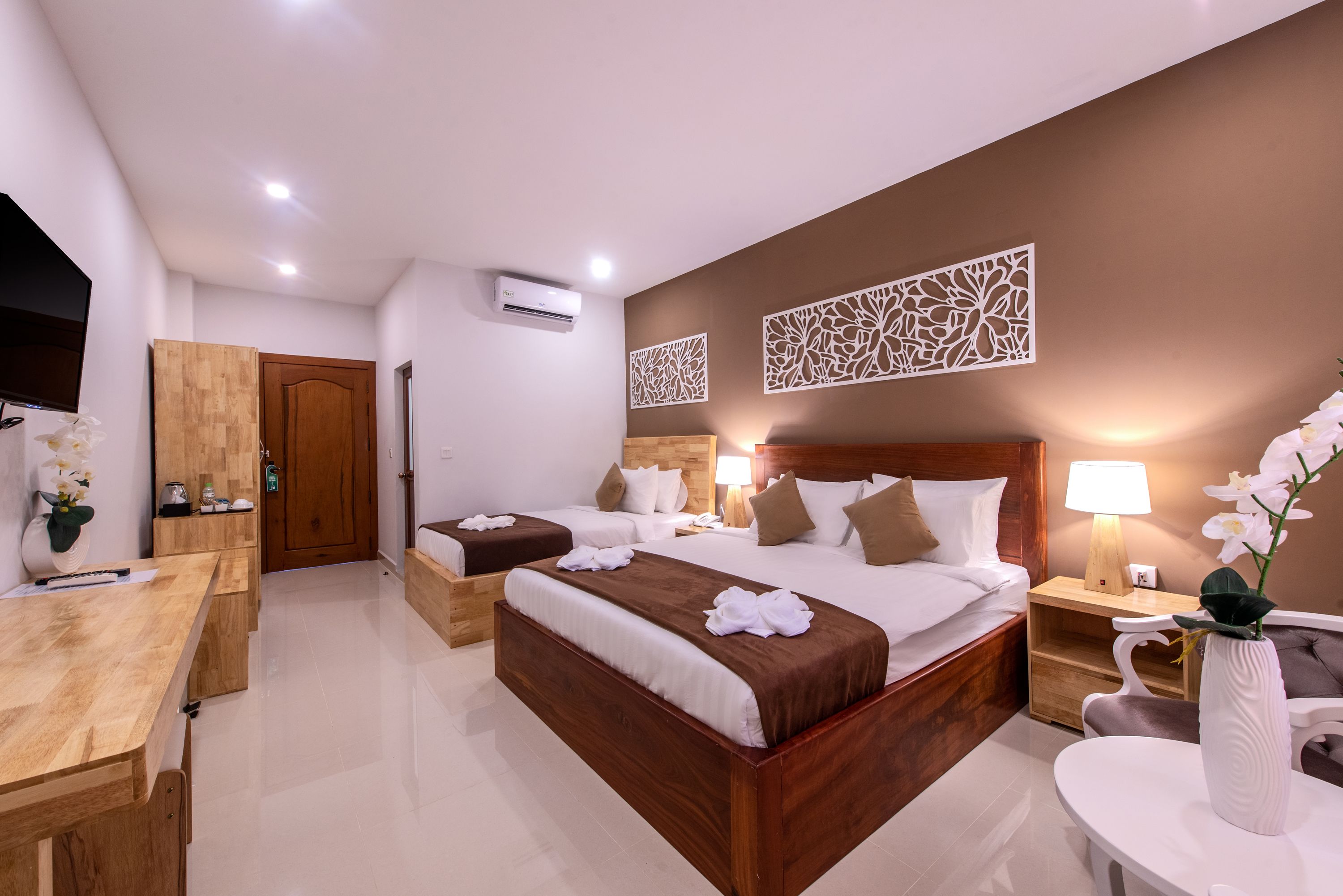 deluxe  family room | 1 bedroom, minibar, desk, soundproofing