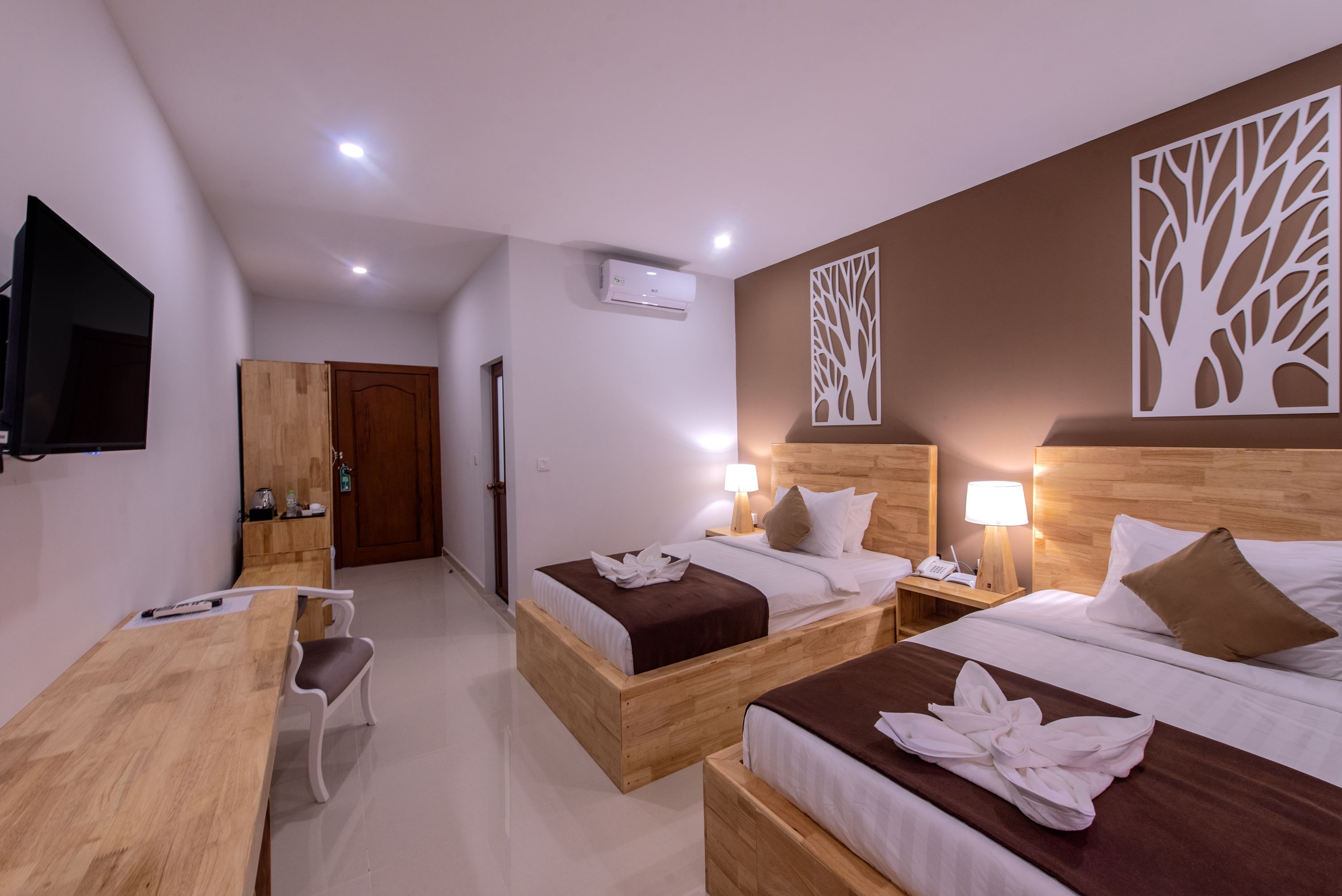 deluxe twin room | 1 bedroom, minibar, desk, soundproofing