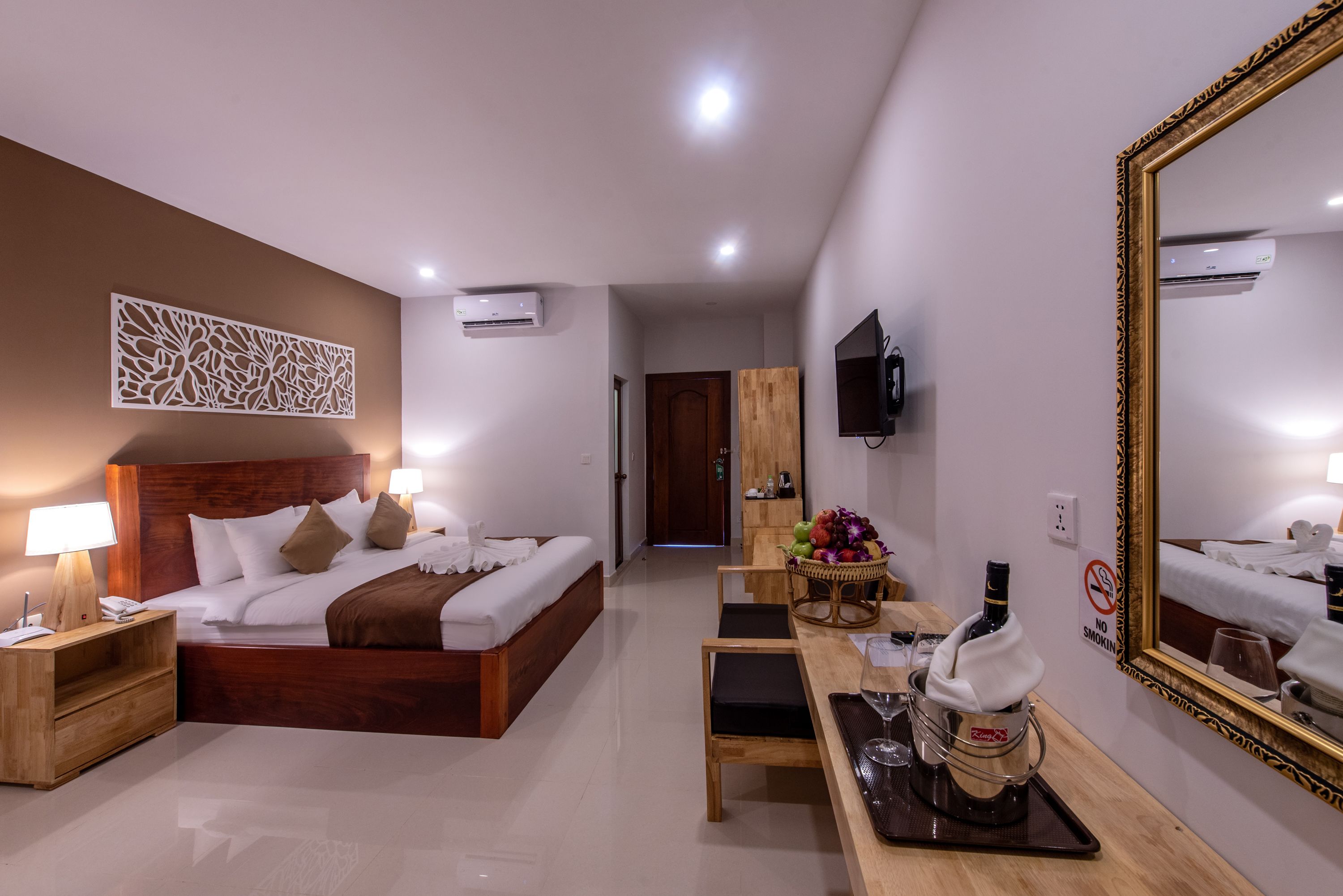 premium double room, non smoking, city view | 1 bedroom, minibar, desk, soundproofing