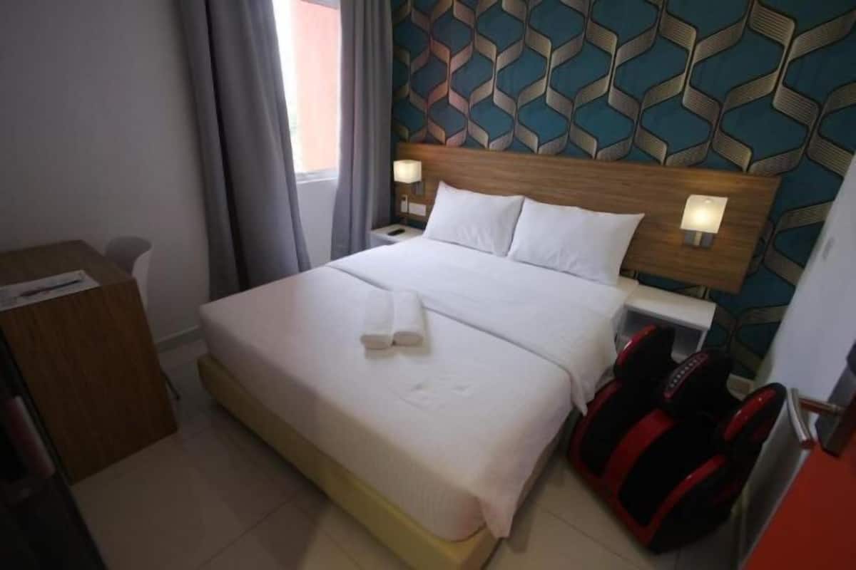 Desk, soundproofing, iron/ironing board, free WiFi