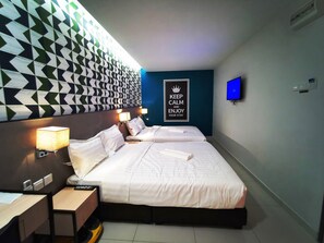 Habitación familiar | Escritorio, sistema de insonorización, tabla de planchar con plancha