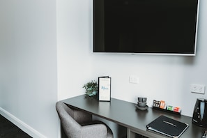 Quarto luxo, 1 cama King, para não fumantes, sacada | 1 quarto, escrivaninha, espaço de trabalho para notebook