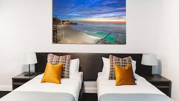 Standard Twin, 2 Single Beds, Ensuite Bathoom | 1 bedroom, desk, laptop workspace, soundproofing