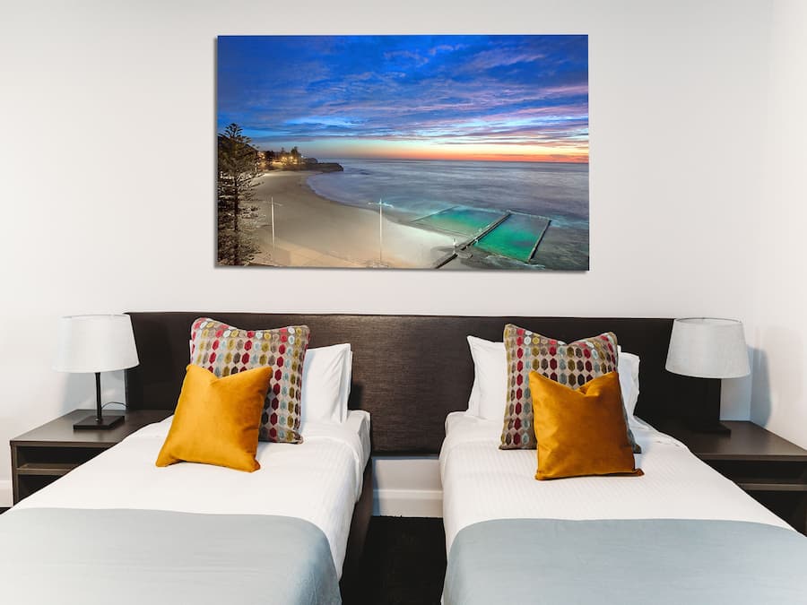 Escritorio y espacio para trabajar con laptop