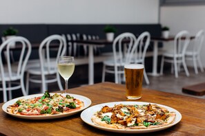 Dining - Coniston Hotel Wollongong (Coniston)
