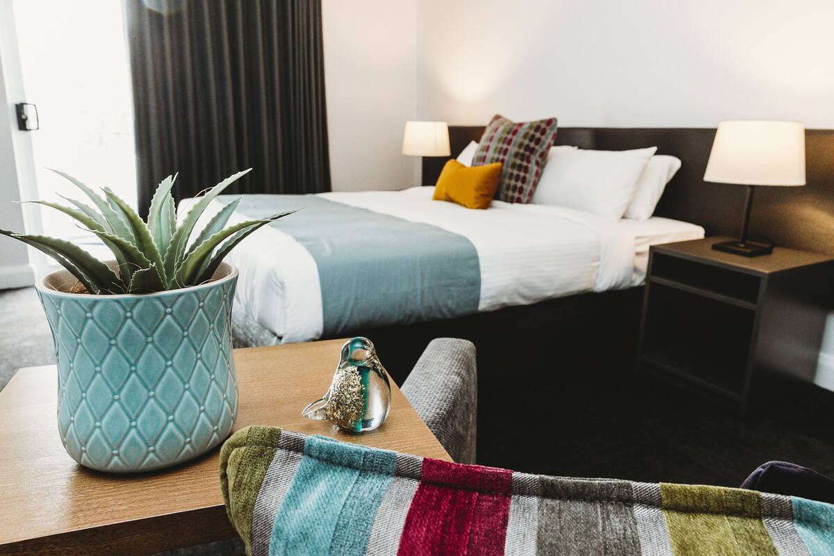 deluxe king, ensuite bathroom | 1 bedroom, desk, laptop workspace, soundproofing