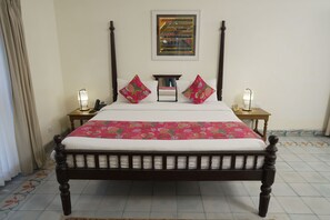 Orange Lane | Minibar, in-room safe, desk, iron/ironing board