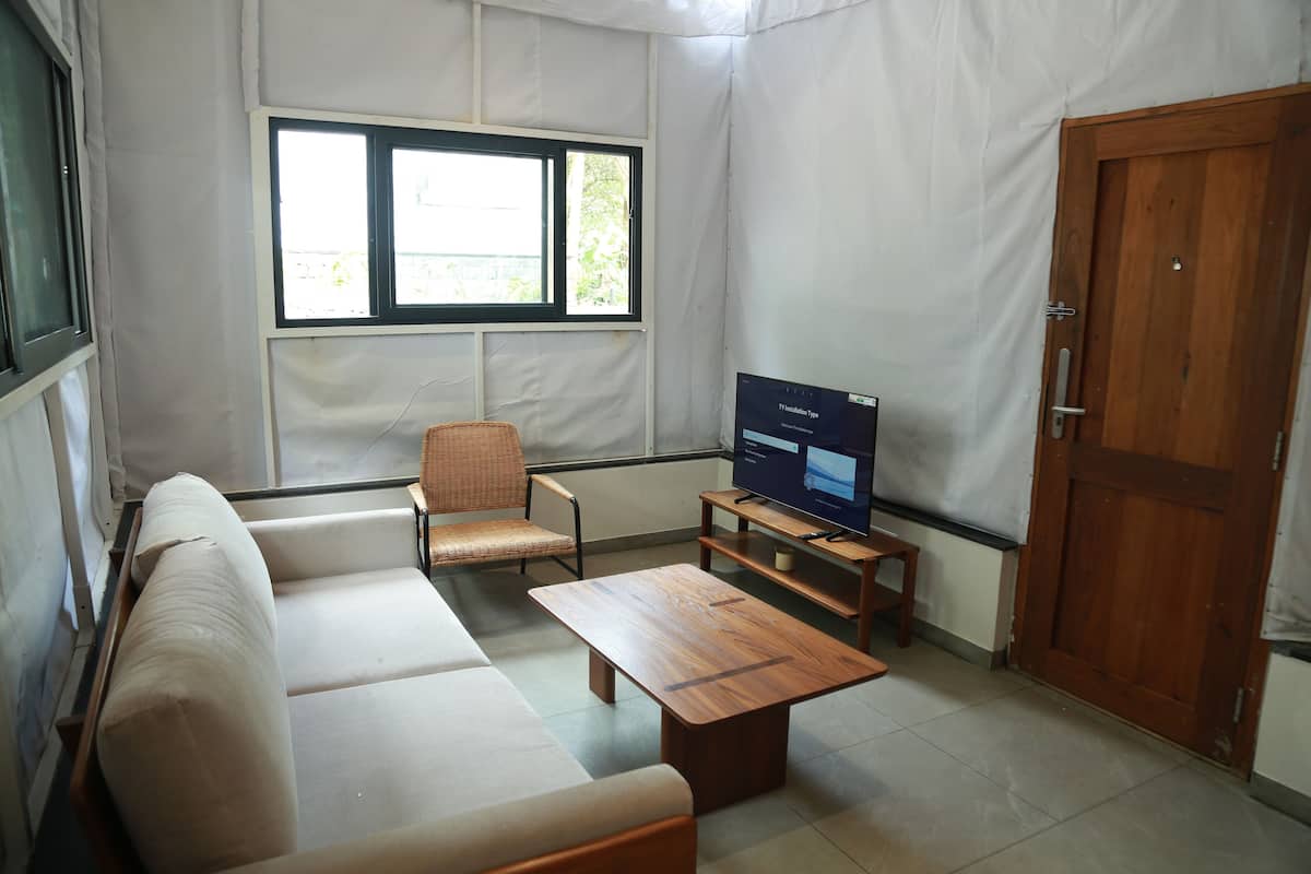 Luxury Tent | Living area | 40-inch LED TV with cable channels, TV