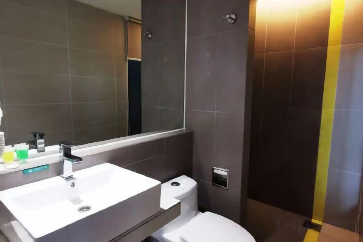 Ducha, artículos de higiene personal gratuitos y toallas