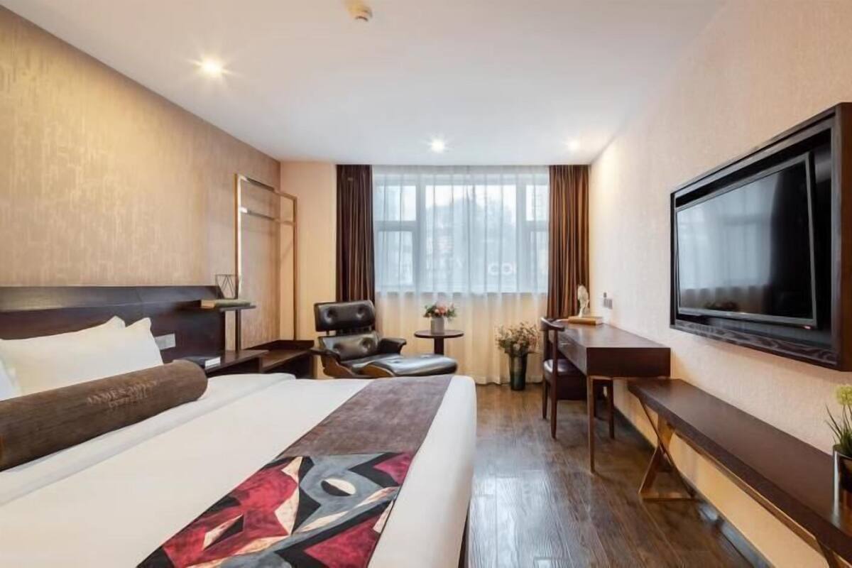 Superior Double Room | Desk, blackout drapes, free WiFi