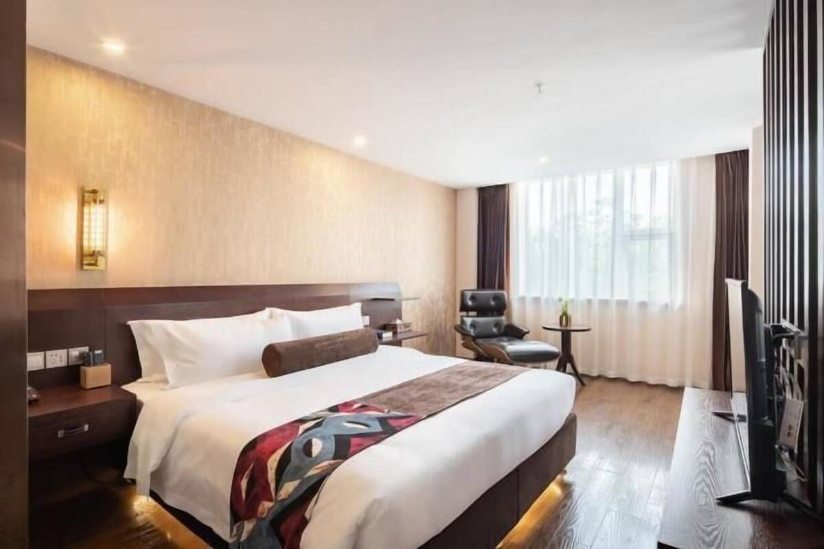 Suite | Desk, blackout drapes, free WiFi