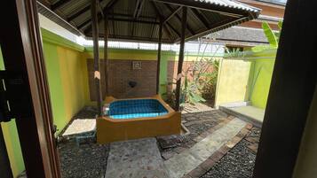 Blackout drapes, free WiFi, bed sheets