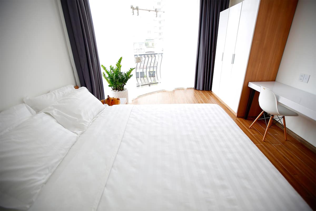 2 bedrooms, in-room safe, individually furnished, desk