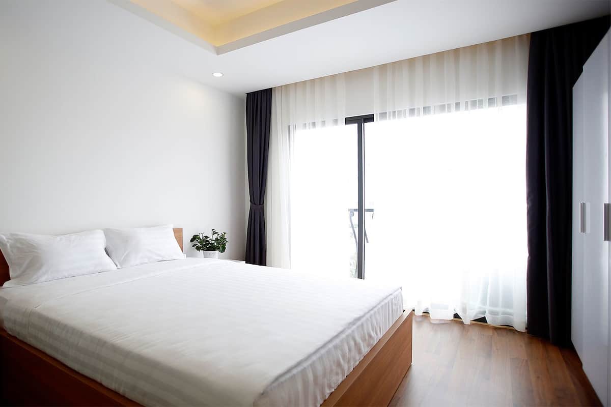 2 bedrooms, in-room safe, individually furnished, desk