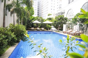 Outdoor pool, open 6:00 AM to midnight, pool umbrellas, pool loungers - Saigon Garden Hill Apartment & Resort (Ho Chi Minh City)