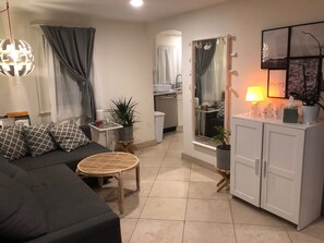 Lobby sitting area - Cute Housing Glendale California (Glendale)