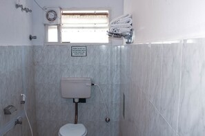 Dusche, kostenlose Toilettenartikel, Handtücher
