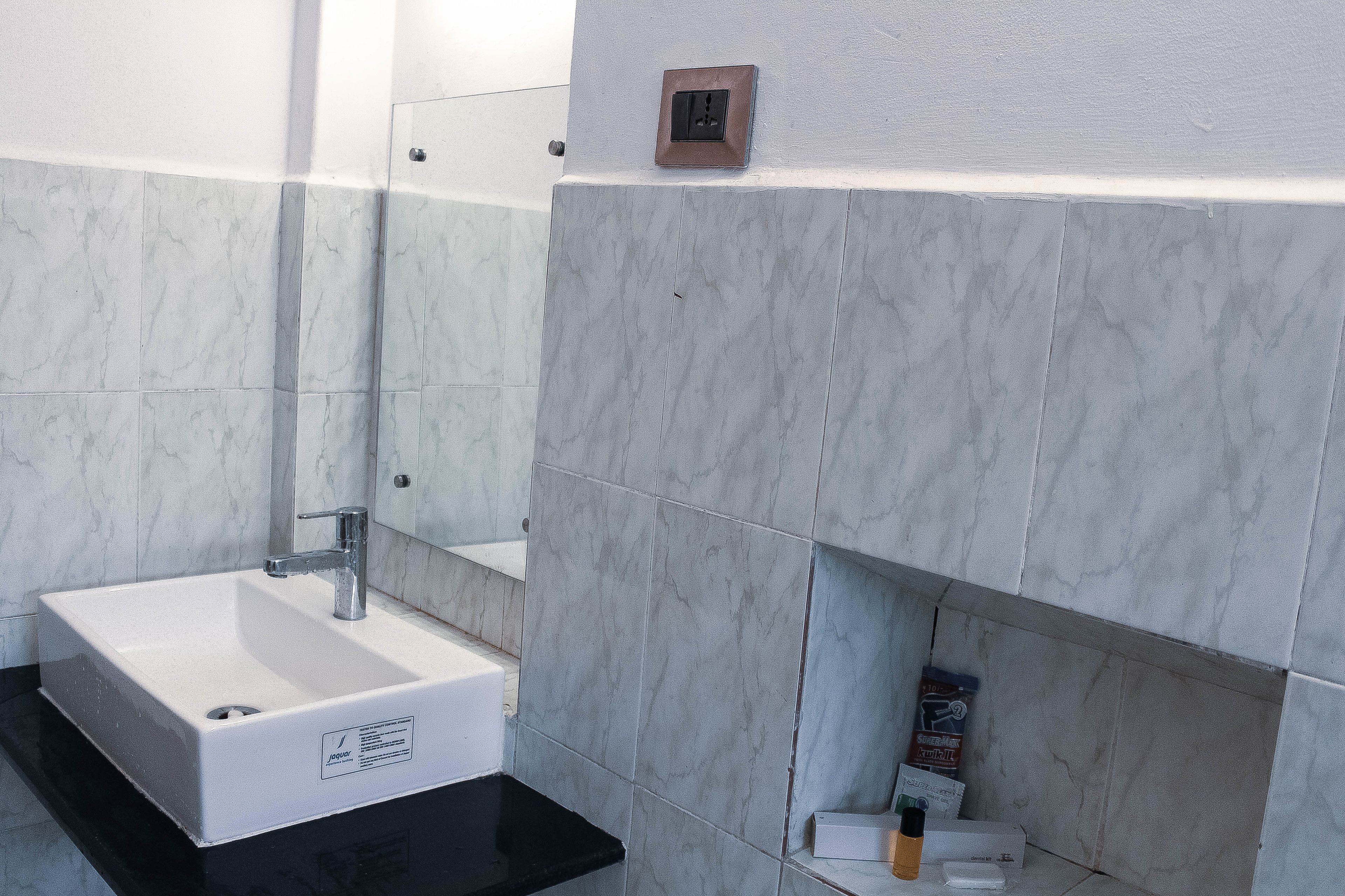 Shower, free toiletries, towels