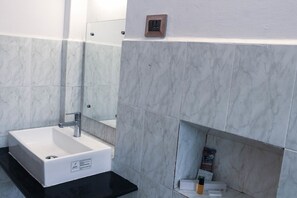 Shower, free toiletries, towels - Kaveri Hotel (Mysore)