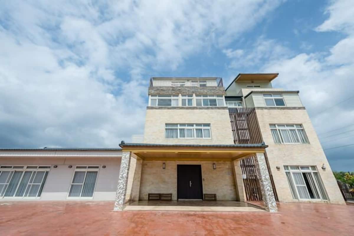 House (Autumn Love) | 1 bedroom, desk, blackout drapes, WiFi (free)