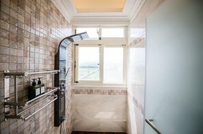 Ferienhaus (Autumn Love) | Badezimmer | Dusche, kostenlose Toilettenartikel, Haartrockner, Hausschuhe