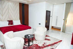 In-room safe, individually decorated, individually furnished, desk - Londa Hotel (Port Harcourt)