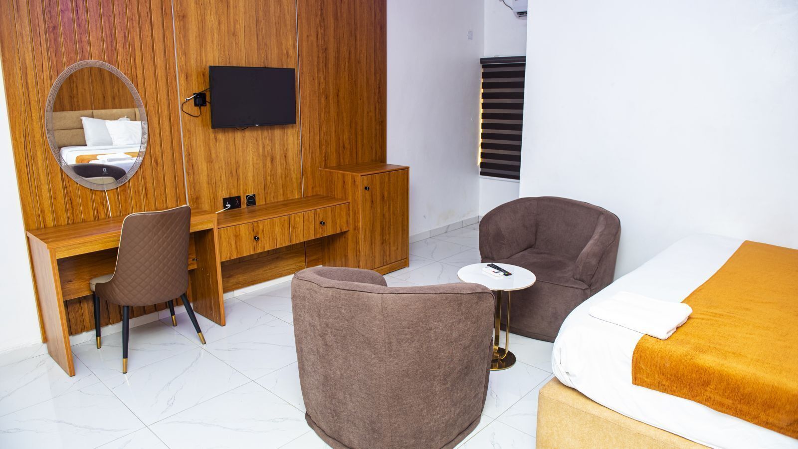 Deluxe kamer | Een kluis op de kamer, individueel gedecoreerd, individueel gemeubileerd