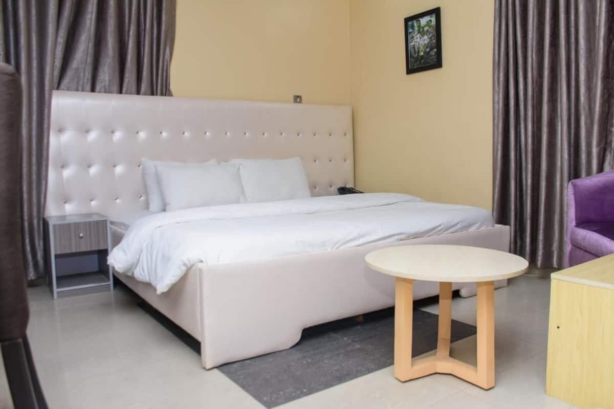 Deluxe Room | 1 bedroom, in-room safe, individually decorated, individually furnished